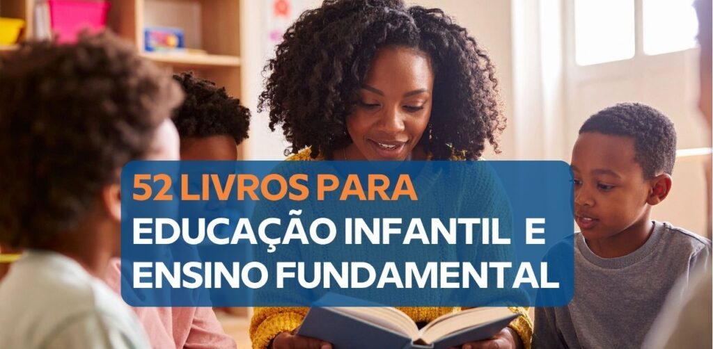 Professora sentada no chão lê um livro ilustrado em voz alta para um grupo de crianças pequenas em roda.
