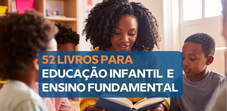 Professora sentada no chão lê um livro ilustrado em voz alta para um grupo de crianças pequenas em roda.