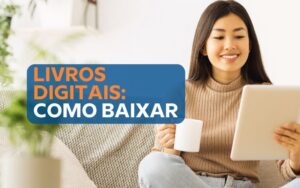 Professora e alunos escolhem livros em tablets e notebooks na biblioteca da escola, com livros impressos na mesa.