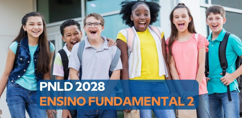 Seis estudantes sorriem juntos na entrada da escola, com mochilas, sob a faixa "PNLD 2028 — Ensino Fundamental 2".