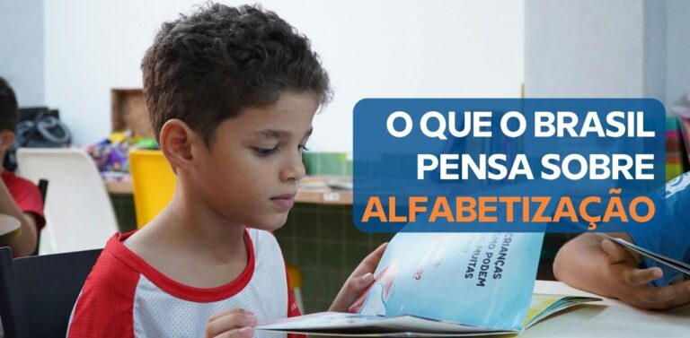 Menino de uns sete anos lê um livro.