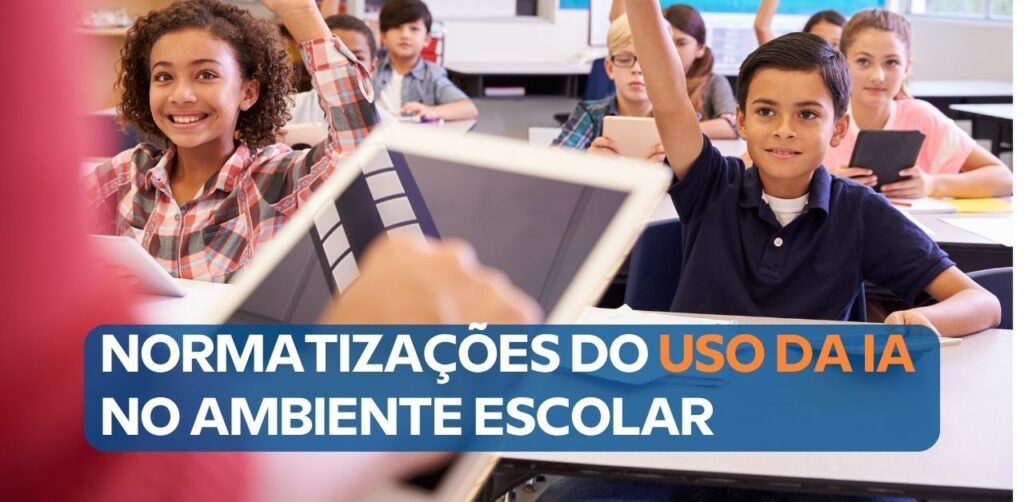 Professora segura um tablet e conversa com três crianças sentadas à mesa em sala de aula dos anos iniciais.