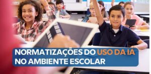 Professora segura um tablet e conversa com três crianças sentadas à mesa em sala de aula dos anos iniciais.
