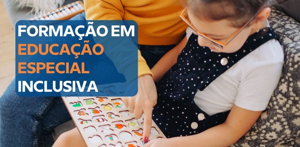 Professora acompanha menina durante atividade em sala de aula de escola pública, com colegas ao redor.