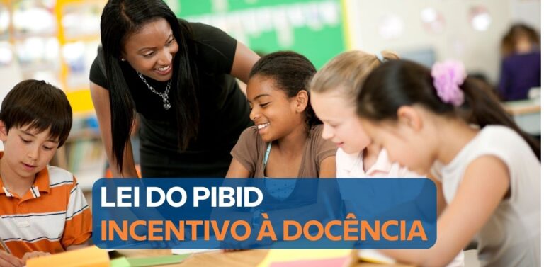 Estudante de licenciatura observa a professora conduzir a aula enquanto alunos trabalham em duplas na sala.