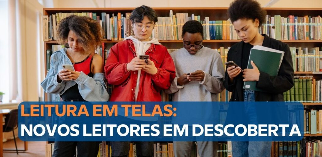 Adolescente sentado lendo um livro na tela do celular, em ambiente iluminado.