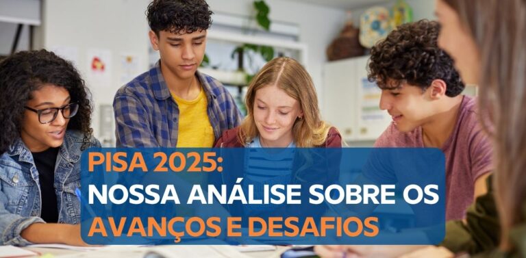 Estudantes do Ensino Médio diante de computadores em um laboratório de informática de escola pública.